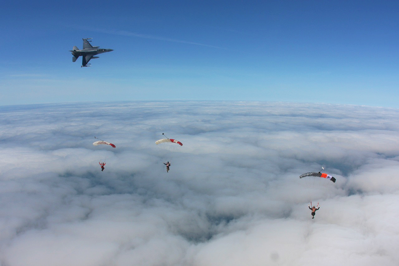 Illustration for article titled I Went Skydiving With An F-16
